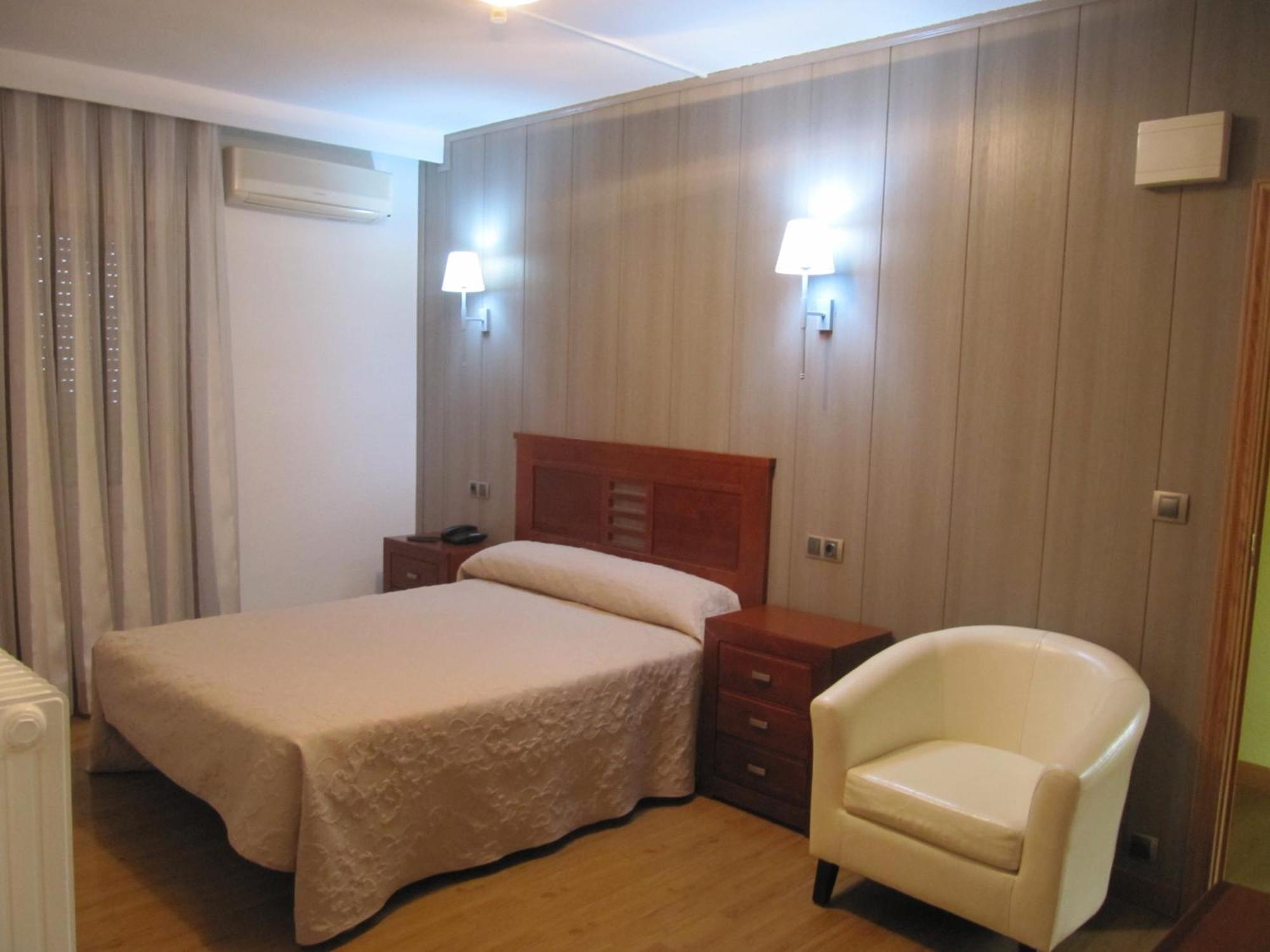 Hotel Corona De Castilla Villares de la Reina Экстерьер фото