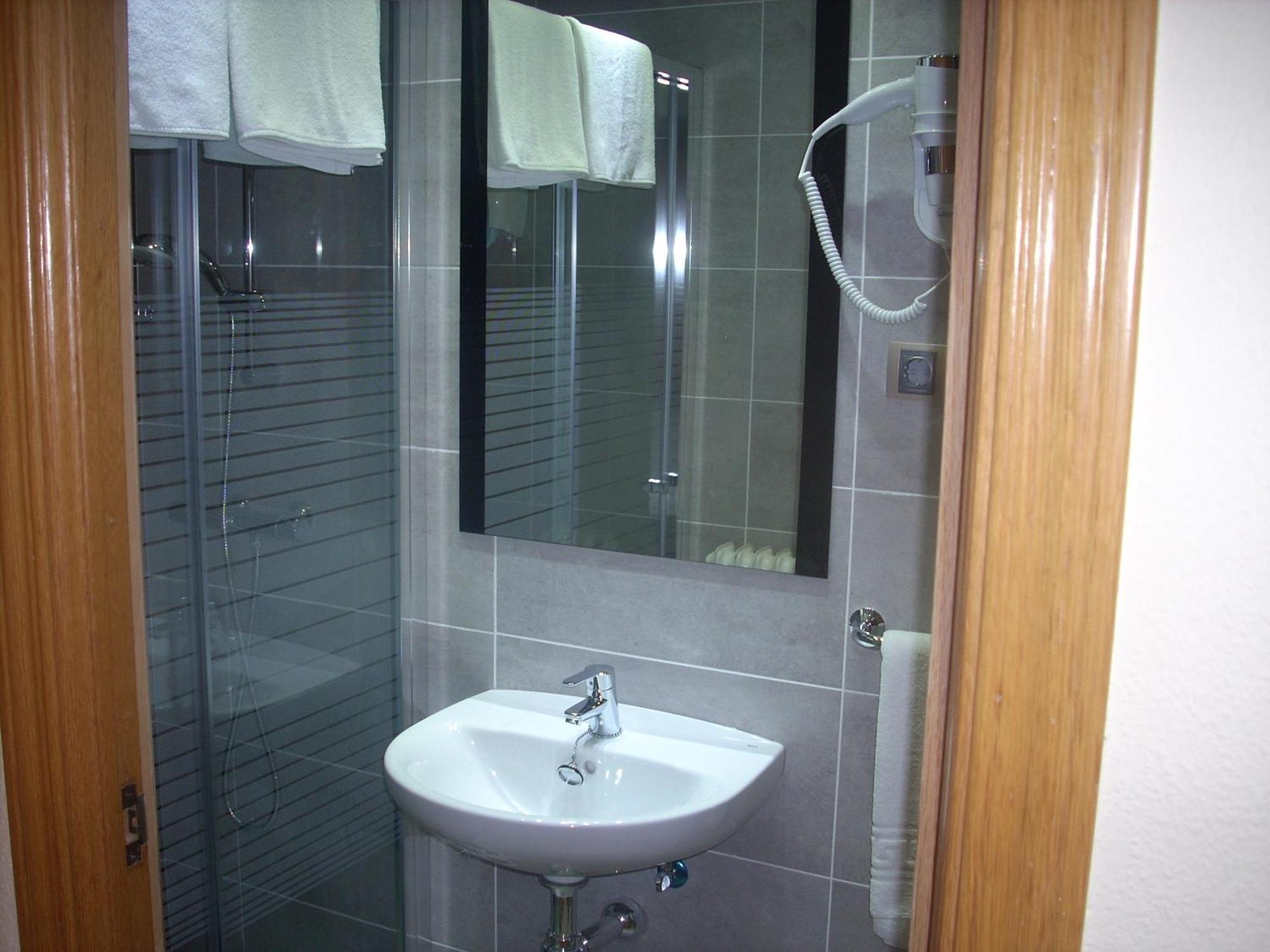 Hotel Corona De Castilla Villares de la Reina Экстерьер фото
